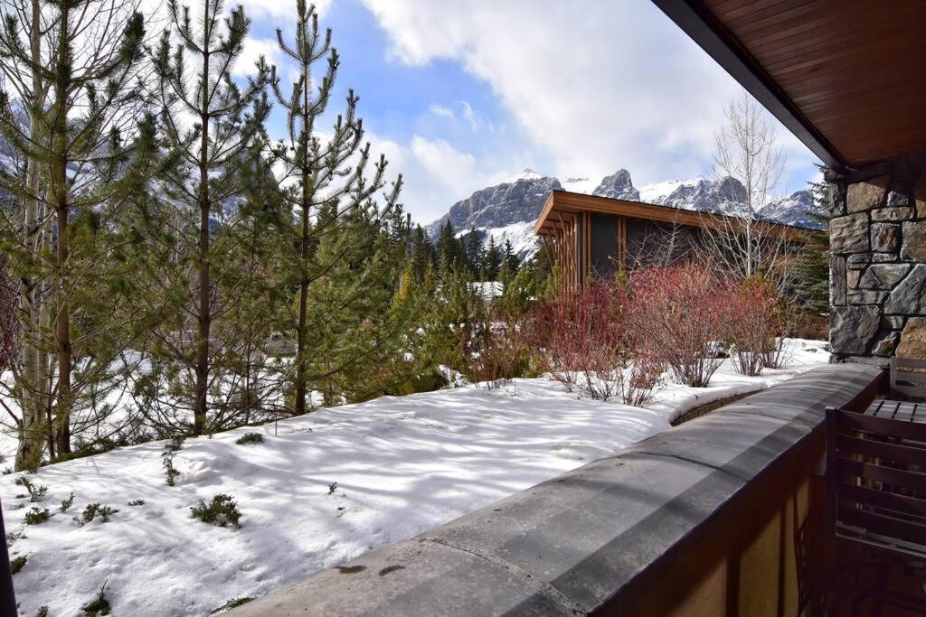 Luxurious Rundle Cliffs Lodge In Spring Creek Канмор Экстерьер фото