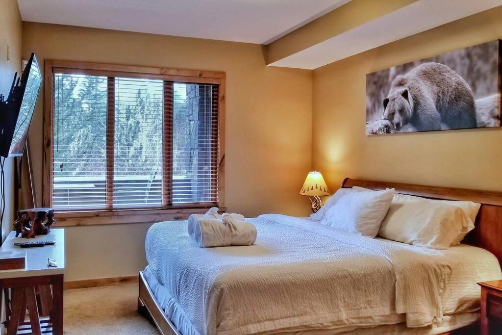 Luxurious Rundle Cliffs Lodge In Spring Creek Канмор Экстерьер фото