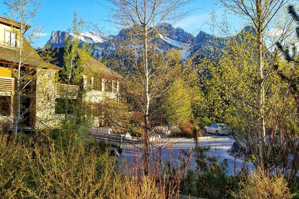 Luxurious Rundle Cliffs Lodge In Spring Creek Канмор Экстерьер фото