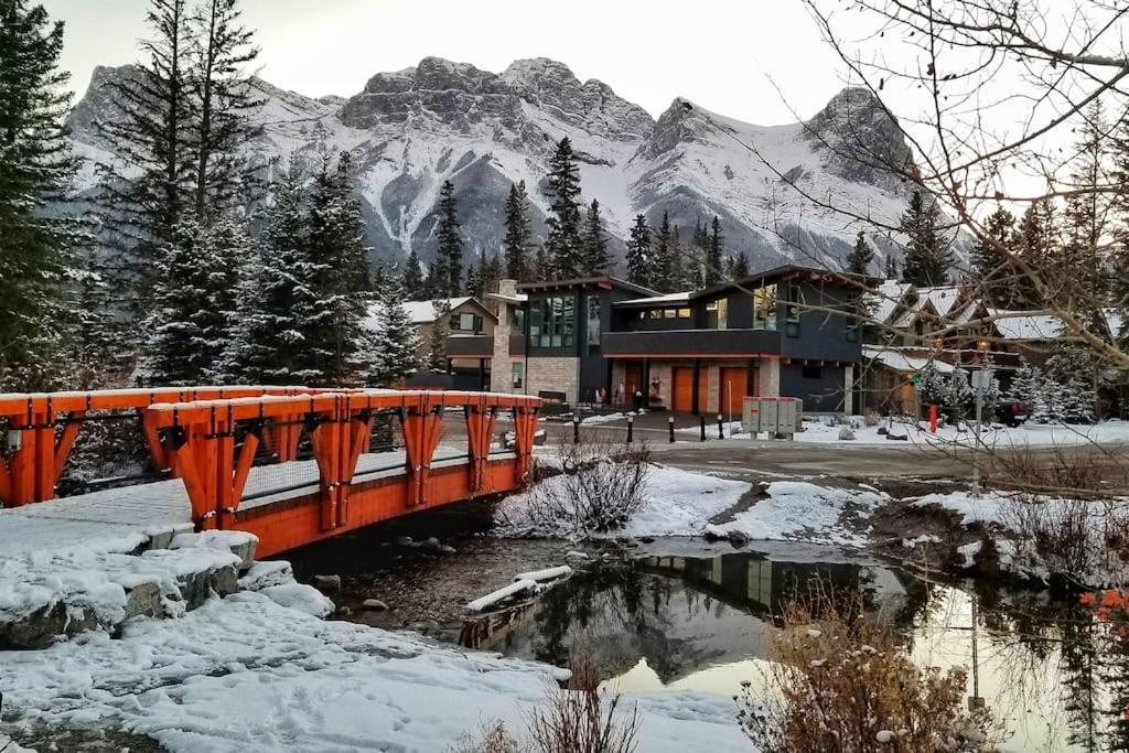 Luxurious Rundle Cliffs Lodge In Spring Creek Канмор Экстерьер фото
