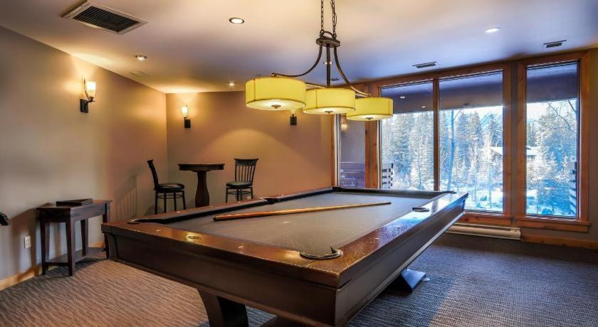 Luxurious Rundle Cliffs Lodge In Spring Creek Канмор Экстерьер фото