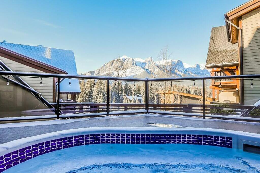 Luxurious Rundle Cliffs Lodge In Spring Creek Канмор Экстерьер фото