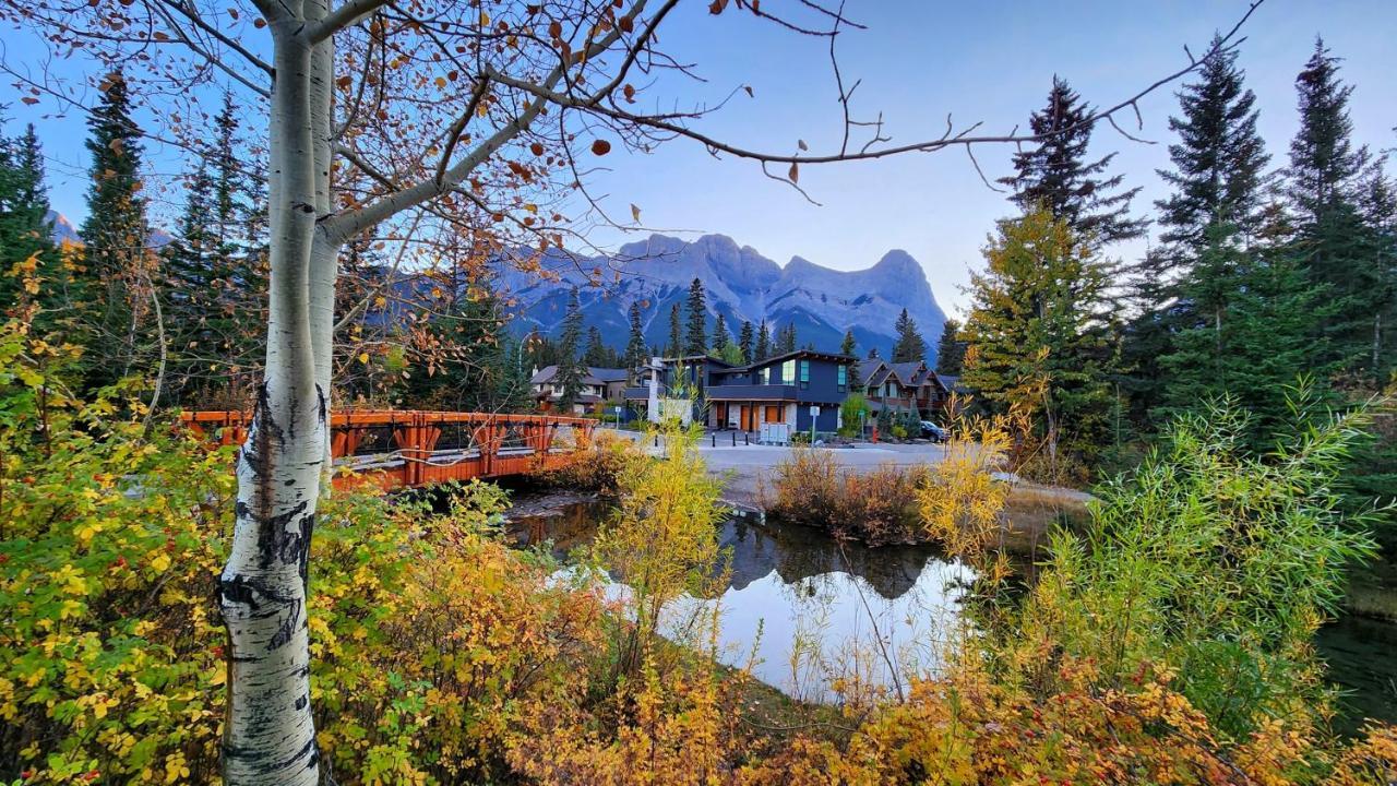 Luxurious Rundle Cliffs Lodge In Spring Creek Канмор Экстерьер фото