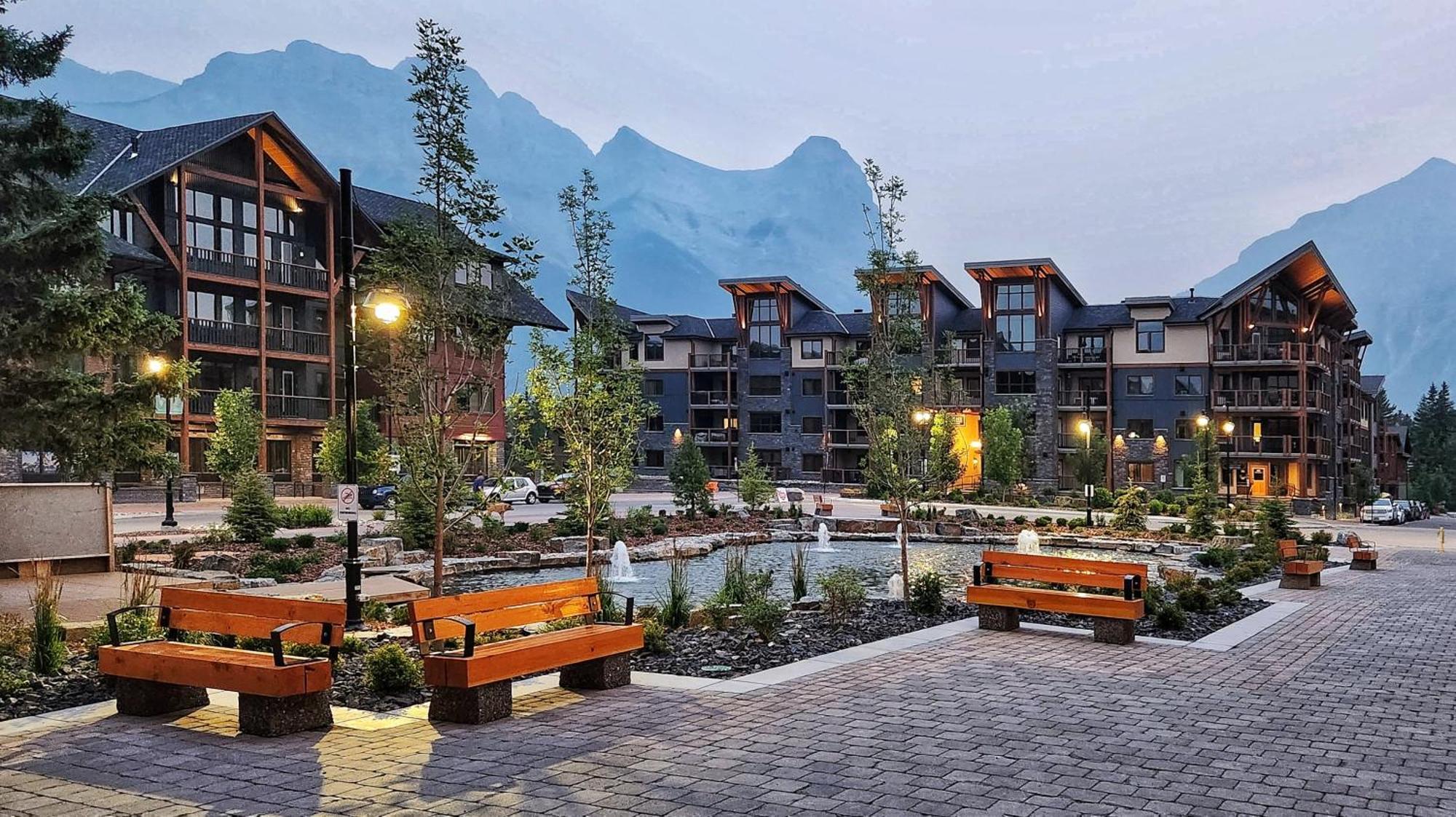 Luxurious Rundle Cliffs Lodge In Spring Creek Канмор Экстерьер фото